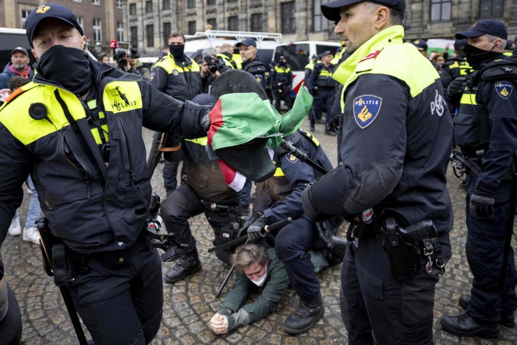 Tensions au sein de la coalition gouvernementale néerlandaise après les violences entre partisans à Amsterdam