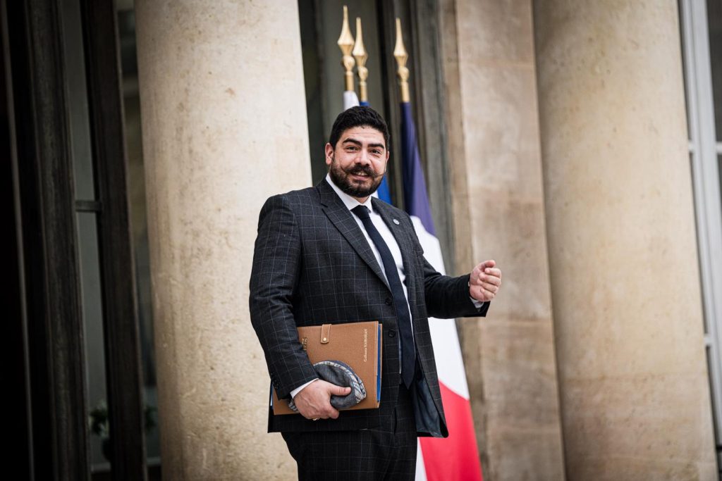 Guillaume Kasbarian, le ministre de la Fonction publique, suscite la polémique avec son tweet de félicitations à Elon Musk