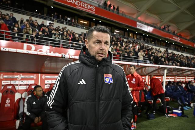 « Je suis déçu du résultat pour mes joueurs », déplore Pierre Sage après le match nul de l’OL à Reims.