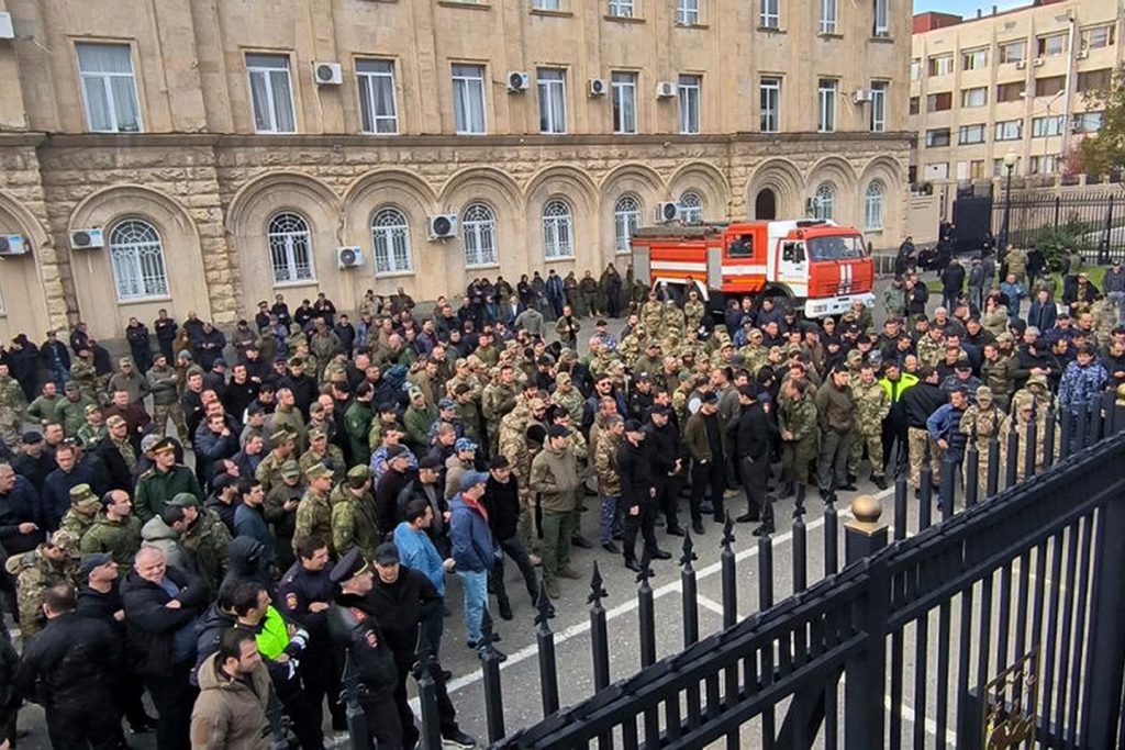 En Abkhazie, des manifestants envahissent le Parlement