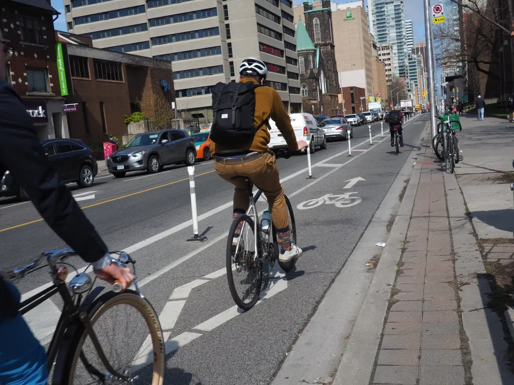 «Ils aggravent les embouteillages» – À Toronto, on veut supprimer les pistes cyclables