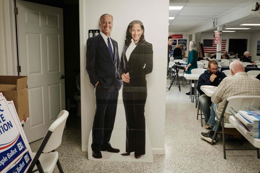 Kamala Harris dans l’ombre volumineuse de Joe Biden