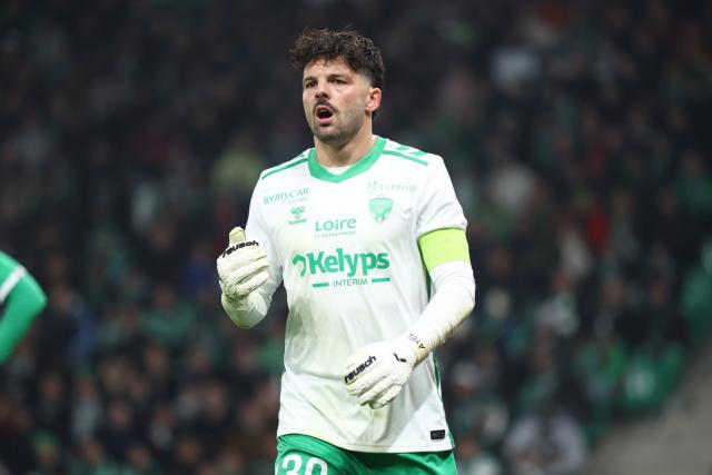 Petite frayeur pour le gardien stéphanois Gautier Larsonneur avant le derby face à l’OL