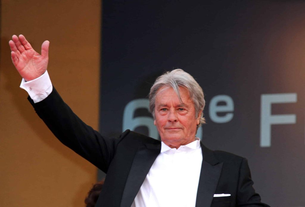 Alain Delon photographié avec « une jeune prostituée » ? Ambiance ultra tendue sur un plateau télé célèbre après les révélations