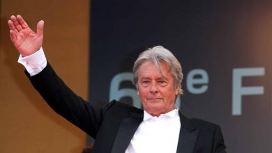 Alain Delon photographié avec « une jeune prostituée » ? Ambiance ultra tendue sur un plateau télé célèbre après les révélations