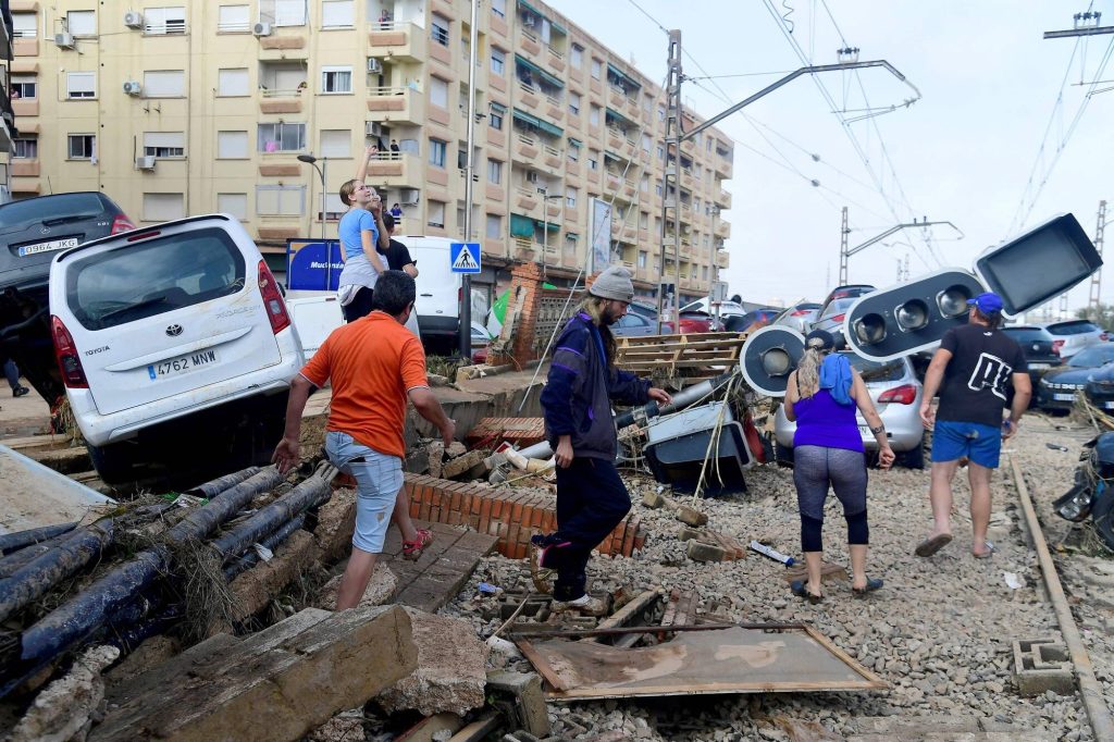 Sa voiture est détruite lors des inondations en Espagne : son patron y met le feu parce qu’il arrive en retard au travail