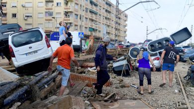 Sa voiture est détruite lors des inondations en Espagne : son patron y met le feu parce qu’il arrive en retard au travail