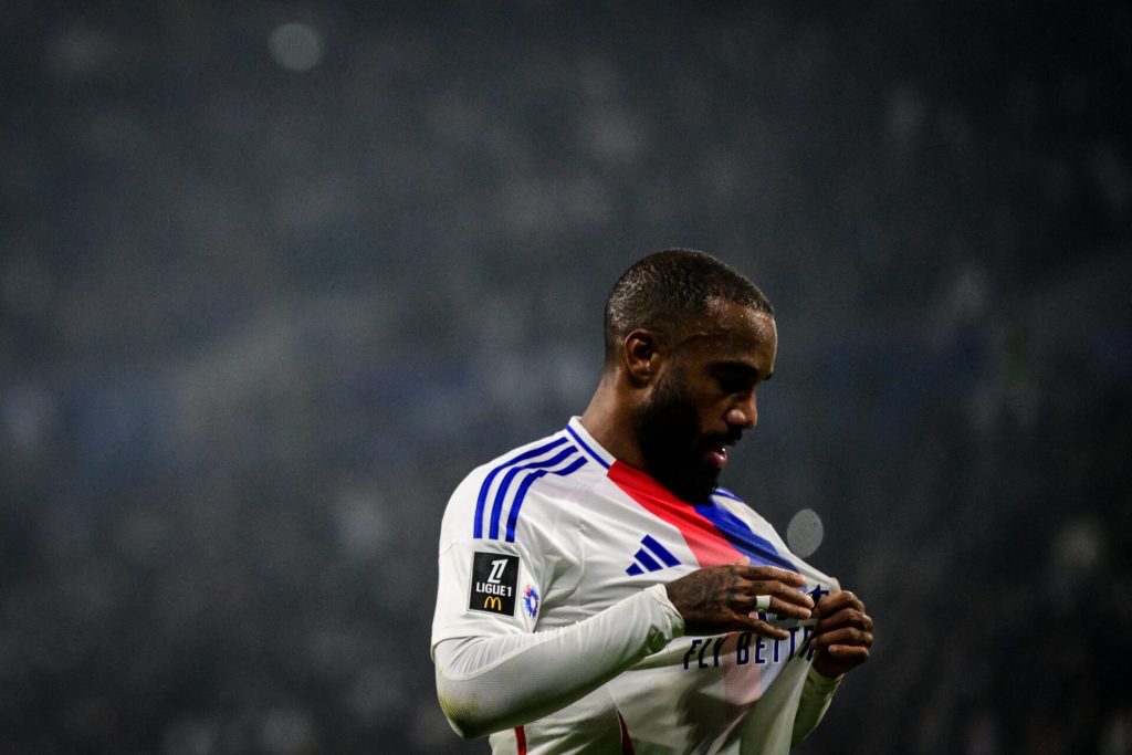 Lacazette souffle le chaud et le froid sur son avenir à l’OL