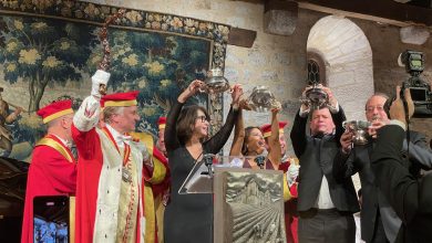 Vente de vins des Hospices de Beaune – Dominic West, Eva Longoria, Zabou Breitman et Jean Reno illuminent la soirée au Clos de Vougeot