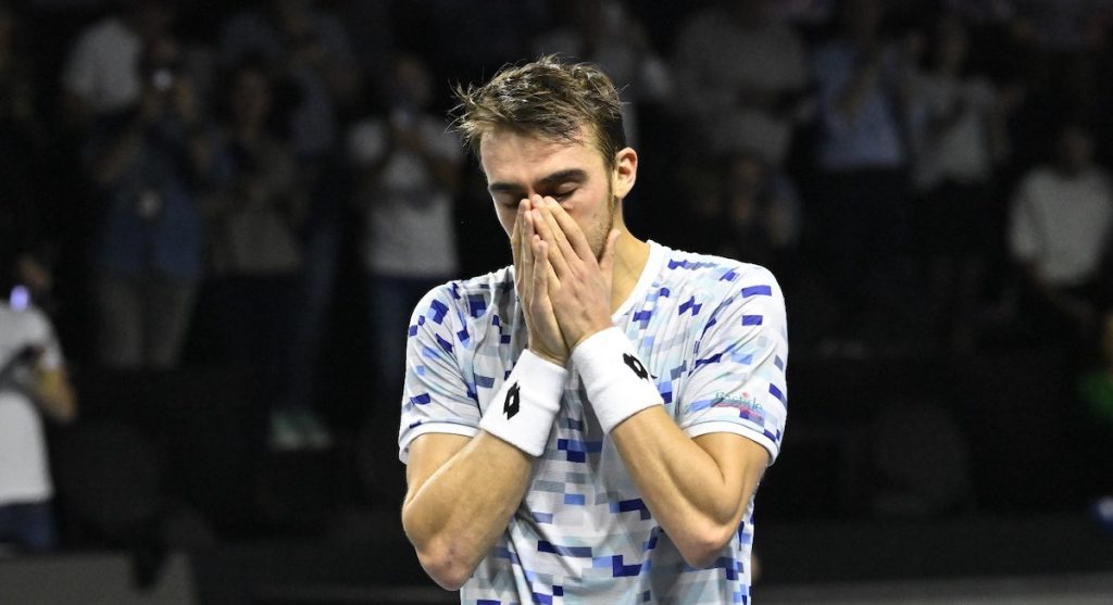 ATP – Metz ></img> Benjamin Bonzi, titré en Moselle : « Je voulais rentrer dans lui, ça a provoqué des erreurs et quelques manquements mais je suis content de l’avoir joué de cette façon. J’ai fini l’année avec un titre, mon premier », c’est incroyable »