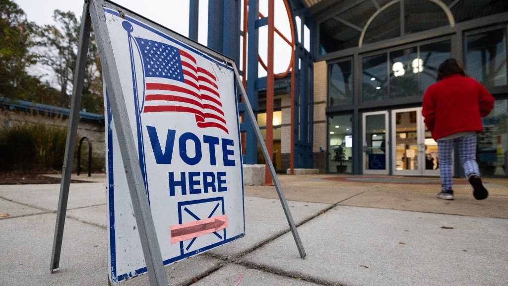 Des bureaux de vote visés par des alertes à la bombe, la Russie pointée du doigt