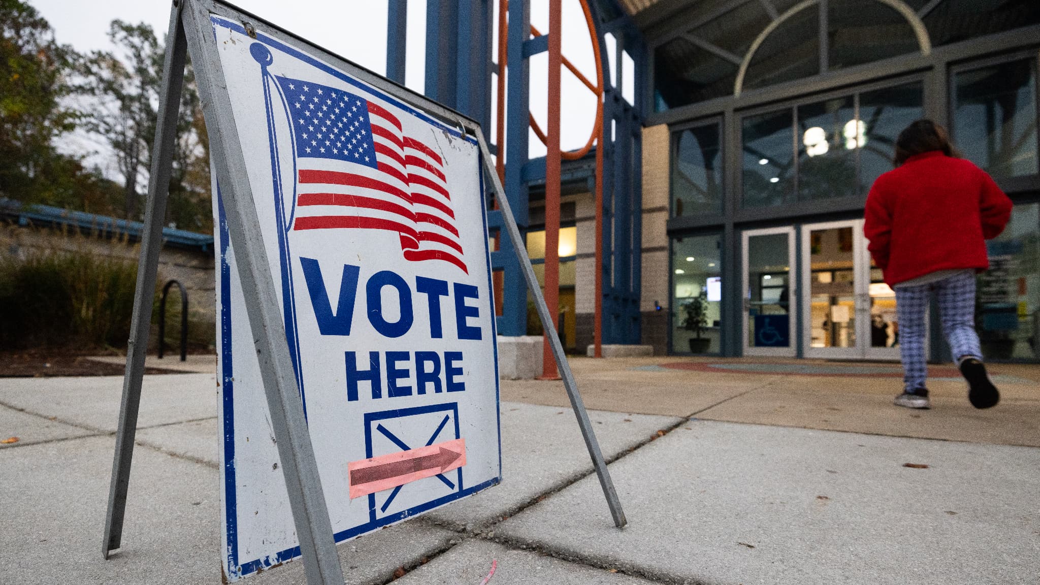 Des bureaux de vote visés par des alertes à la bombe, la Russie pointée du doigt