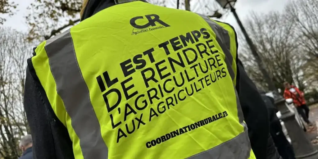 Lisier et têtes de sanglier déposés par les éleveurs sur les grilles de la Fédération des Chasseurs de Dordogne – Chasse Passion