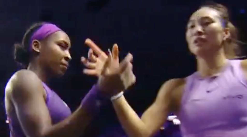 Vidéos, Finales WTA > La poignée de main glaciale entre Cori Gauff et Qinwen Zheng en finale du Masters