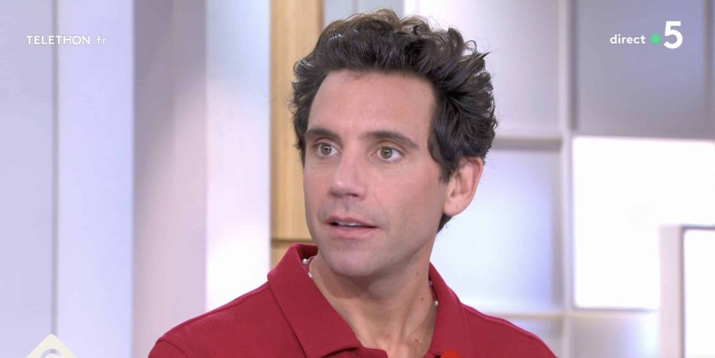 « C à vous » : Mika, le parrain du Téléthon 2024, fait une bourde monumentale, Anne-Élisabeth Lemoine la recadre en direct