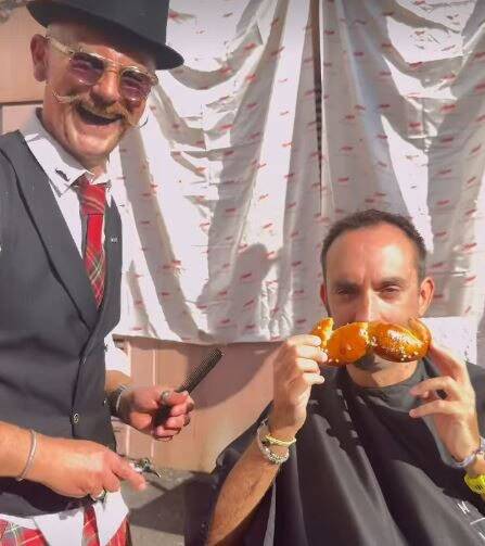 Ce barbier cannois relance sa campagne Movember avec un rasage du marché Forville