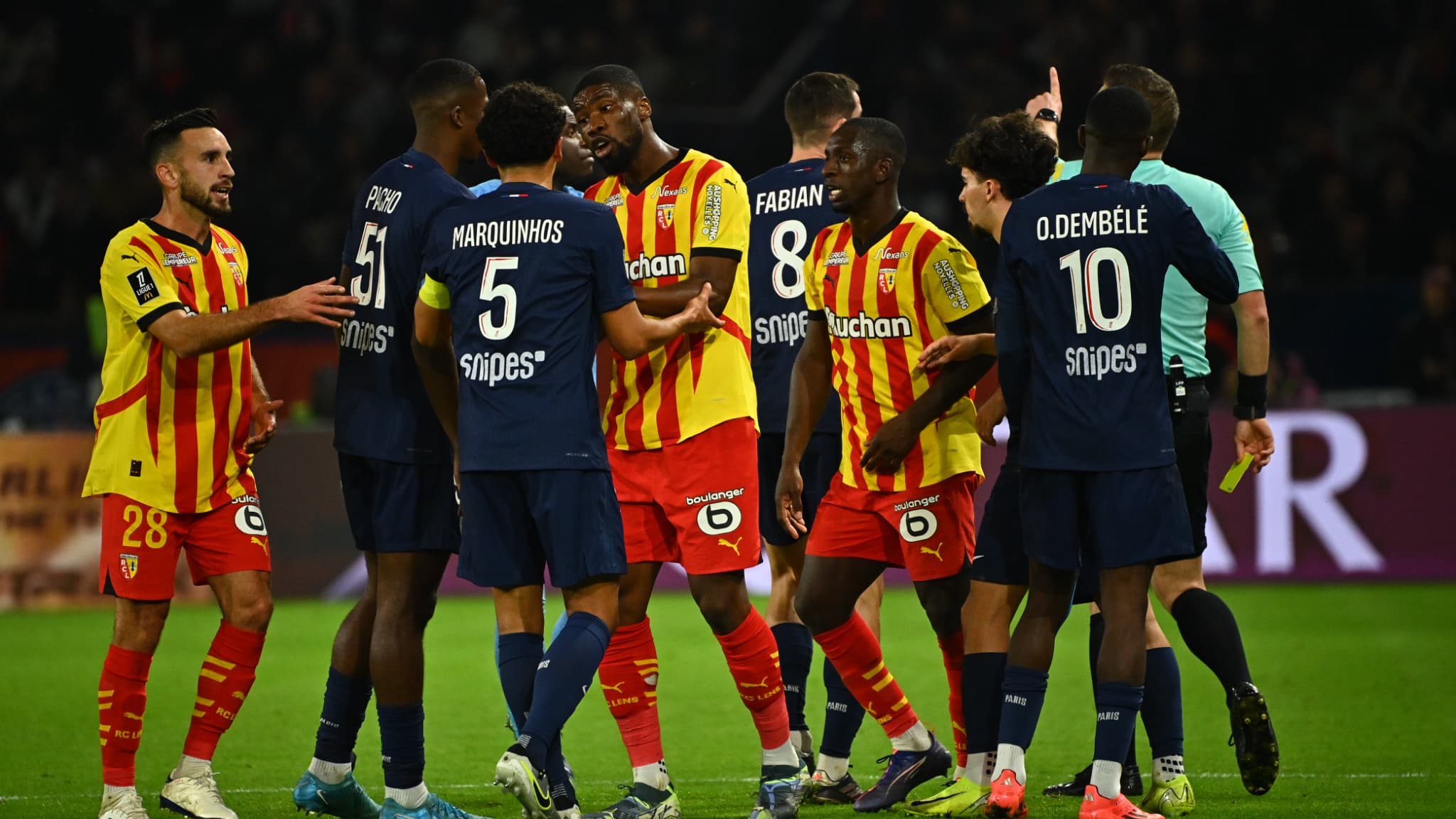 Tensions dans le couloir à la pause, carton rouge… ça s’échauffe entre Parisiens et Lensois