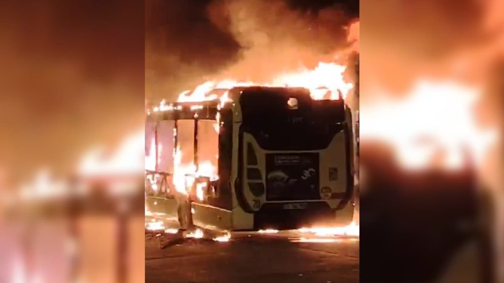 deux bus TCL incendiés dans le quartier de Velette, des CRS déployés en renfort