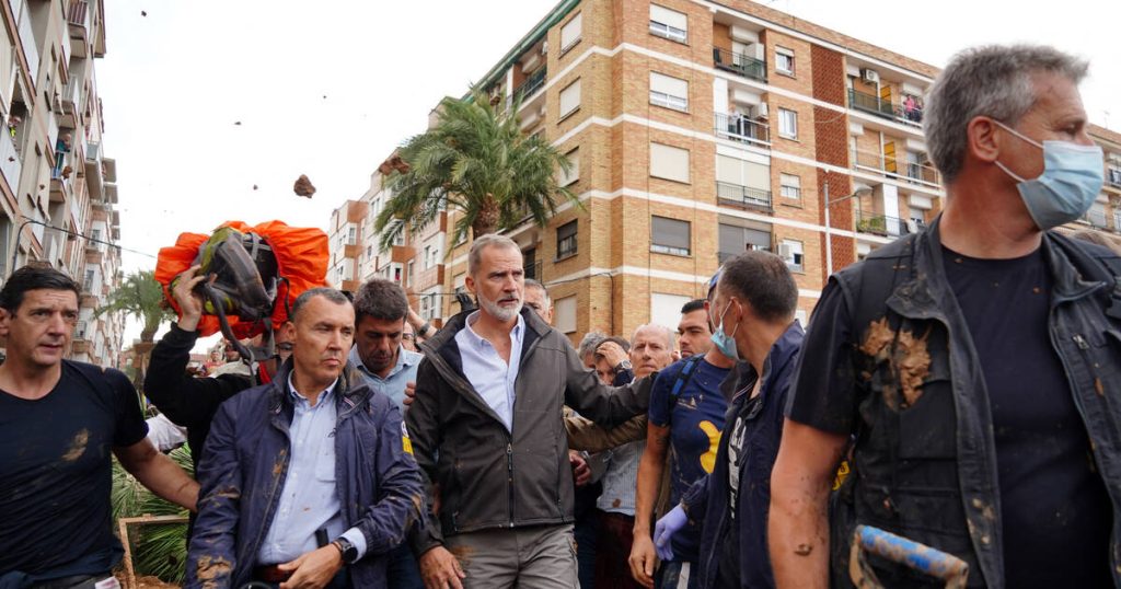 Les dirigeants espagnols chahutés par des foules en colère après les inondations meurtrières en Espagne – Libération