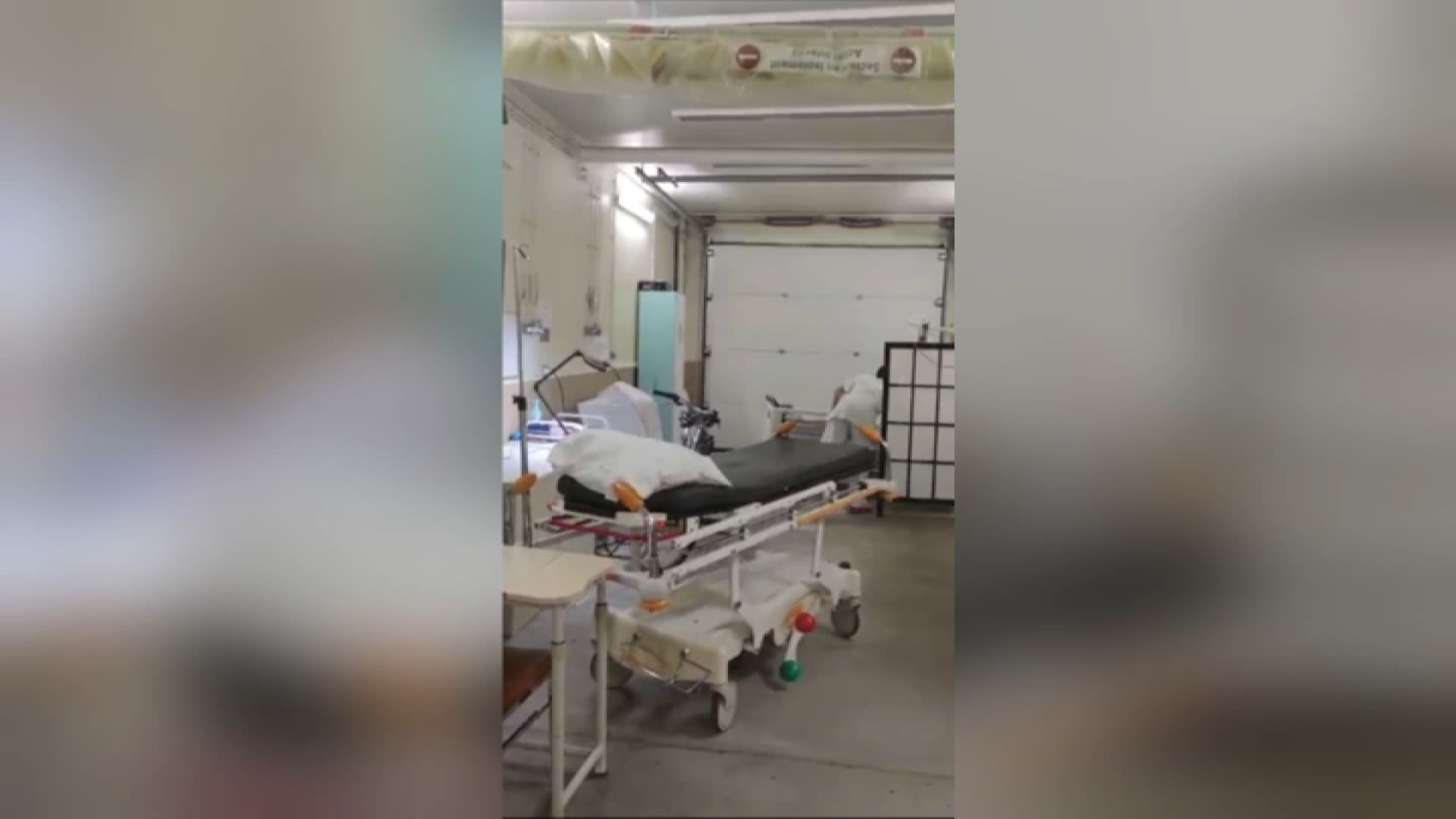 faute de place aux urgences, il s’est retrouvé installé dans le garage de l’hôpital