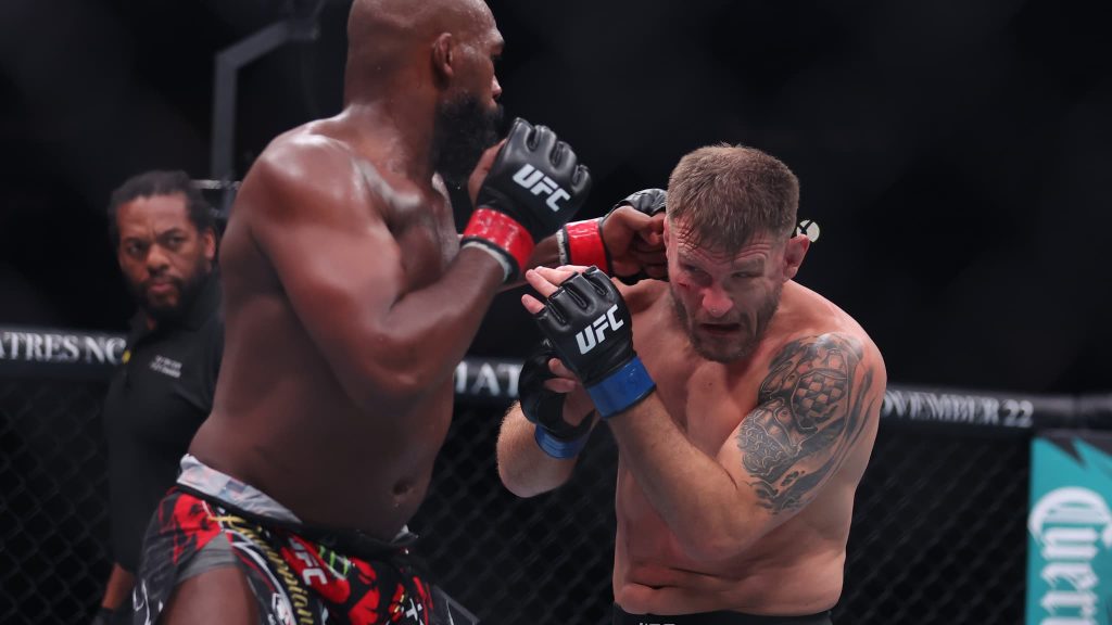 Jones élimine Miocic au 3e tour et l’envoie à la retraite