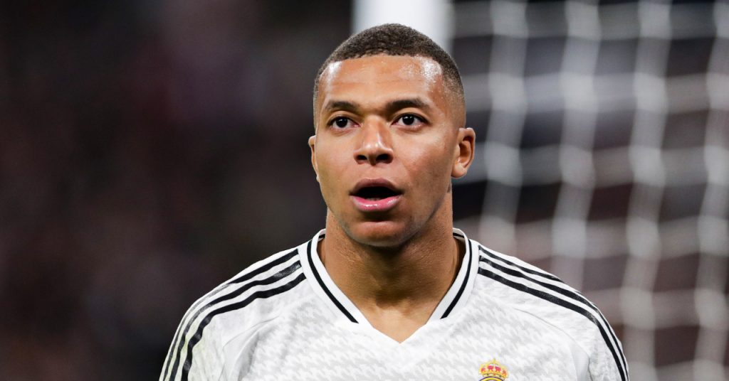 « Il fume la chicha », Mbappé se fait bousculer !