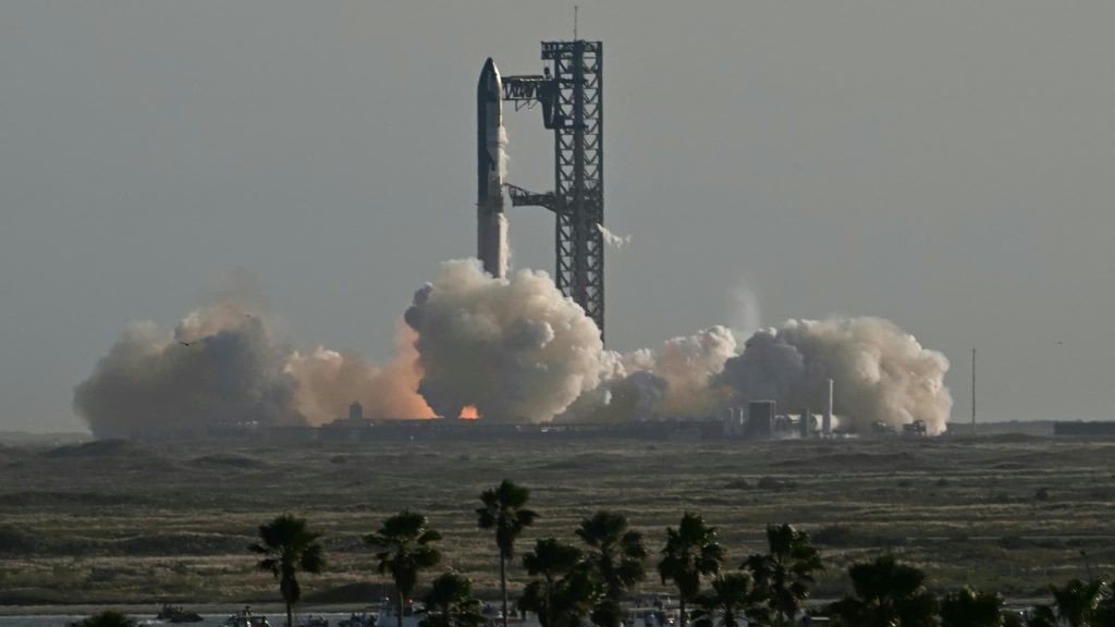 Images de la mégafusée Starship de SpaceX décollant devant Donald Trump au Texas