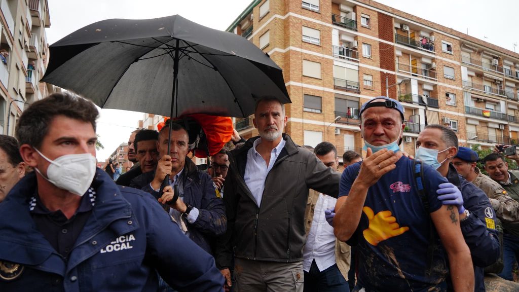 Le roi et le Premier ministre d’Espagne chahutés par des habitants en colère sur les sites d’inondation