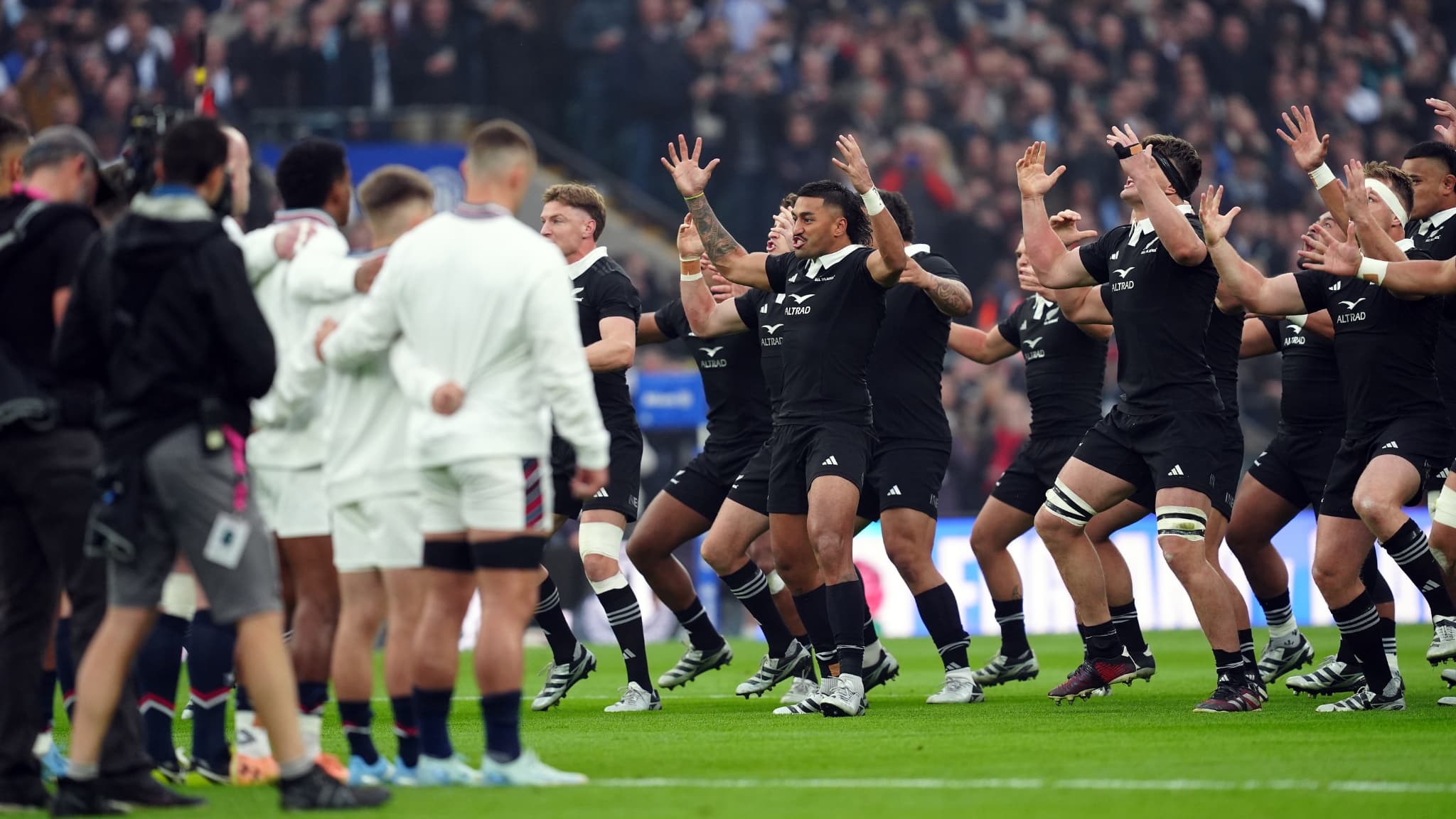 quand les supporters anglais provoquent les Néo-Zélandais en plein haka