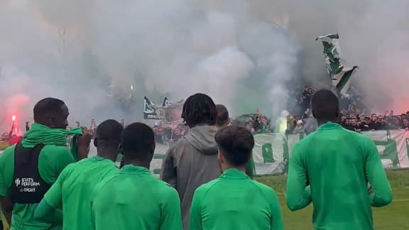 images de supporters des Verts bouillants à l’entraînement avant le derby