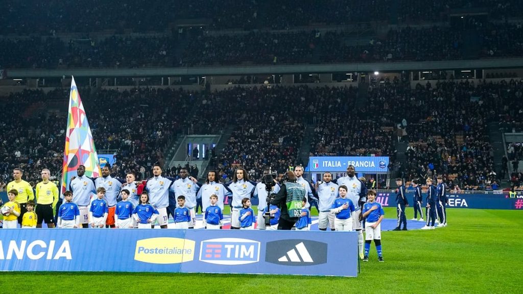 la très belle réaction des joueurs italiens qui applaudissent la Marseillaise, sifflée par San Siro