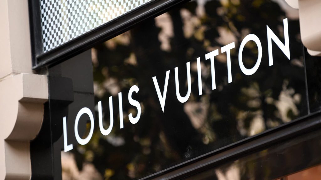 un magasin Louis Vuitton cambriolé, la vitrine brisée par une voiture percutée