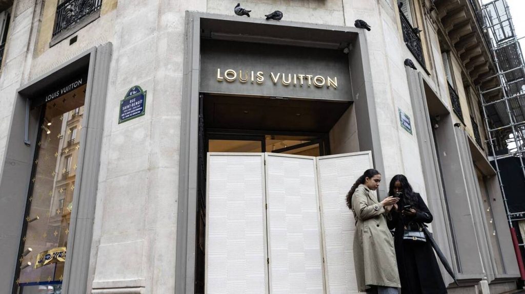 A Paris, une boutique Louis Vuitton braquée à bord d’une voiture bélier