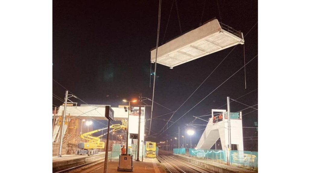 « C’est encore un moment d’émotion » : à la gare de Vannes, les deux travées de la passerelle installées