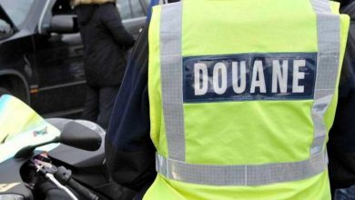 Lors d’un contrôle au péage près de Nantes, les douaniers découvrent 25 000 € collés sur sa poitrine