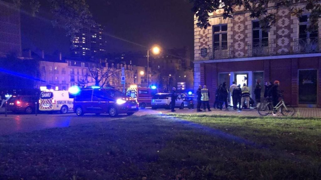 un homme de 29 ans en urgence absolue après avoir été poignardé en centre-ville