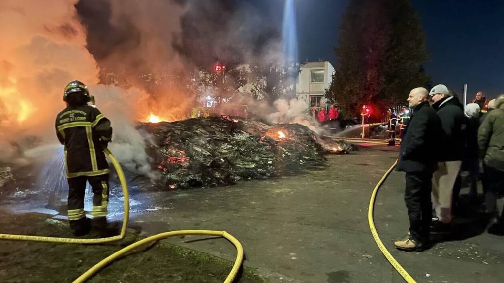 Les pompiers de Cholet éteignent l’incendie des grévistes à la demande du préfet