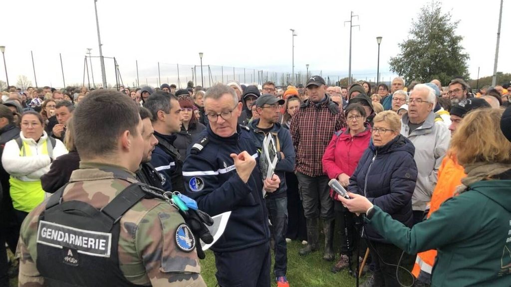 environ 800 participants à la chasse pour la retrouver