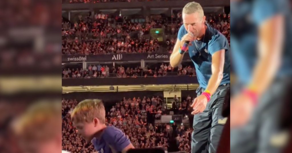 VIDÉO. Chris Martin (Coldplay) interrompt brusquement son concert pour protéger un enfant maltraité