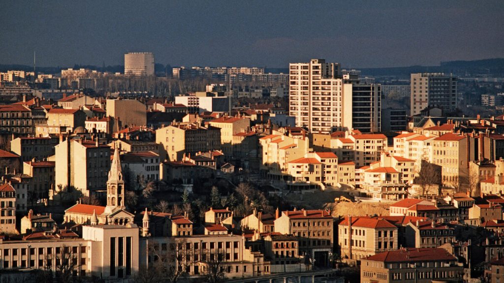 Un SDF tué avec un bloc de béton à Lyon, le crime filmé et une enquête ouverte pour assassinat