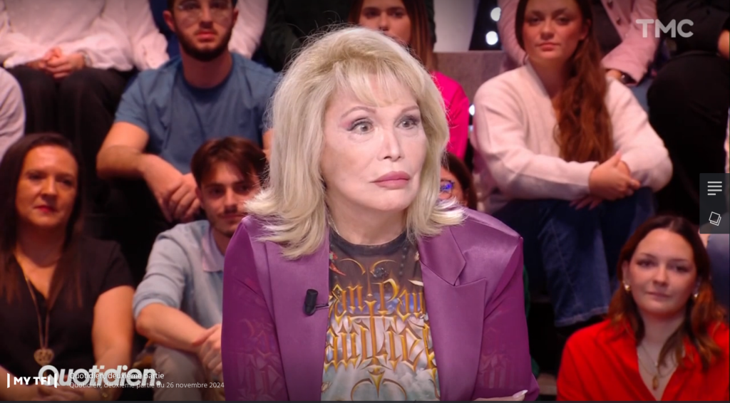 Cash, Amanda Lear dit à ce chroniqueur de Quotidien qu’elle est « moche » : « C’est terrible, je suis désolée ! » »