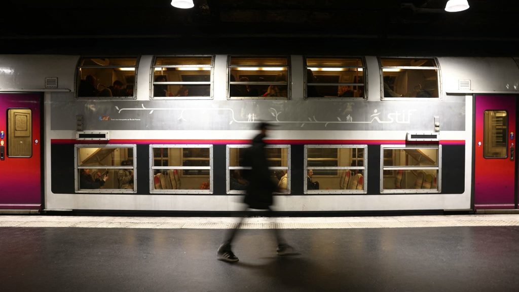 un homme percuté par un RER après avoir été déséquilibré lors d’une intervention de la sécurité de la RATP