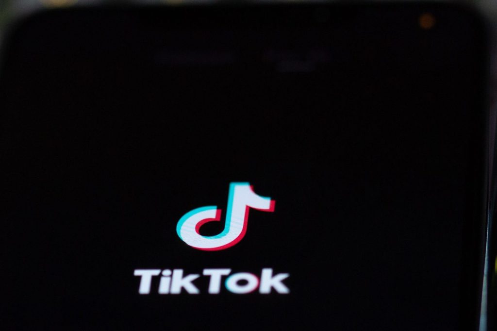 La Roumanie demande la suspension de TikTok après le résultat choc de l’élection présidentielle