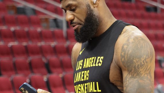 LeBron James coupe ses comptes X et Instagram • Basket USA