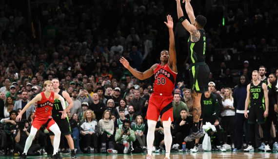 Jayson Tatum sauve les Celtics au buzzer face aux Raptors !