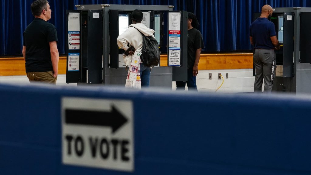 les bureaux de vote ont été brièvement fermés après des alertes à la bombe, accuse la Russie