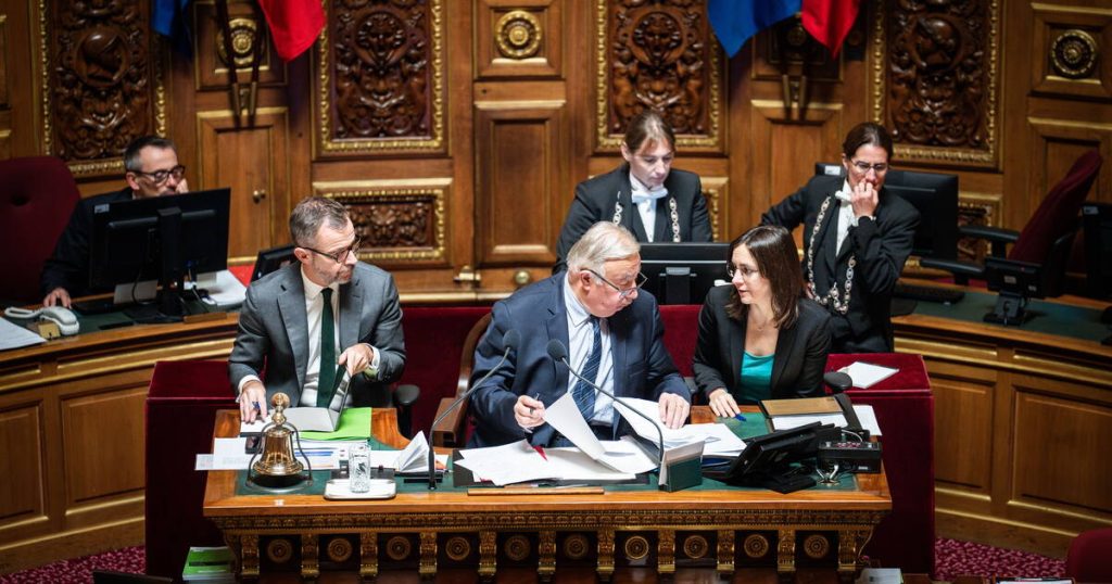 le Sénat vote une « contribution de solidarité » de 7 heures de travail non rémunéré par an – Libération