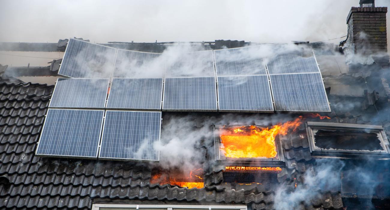 Des panneaux solaires ont incendié le toit, propriétaire et locataires s’accusent mutuellement