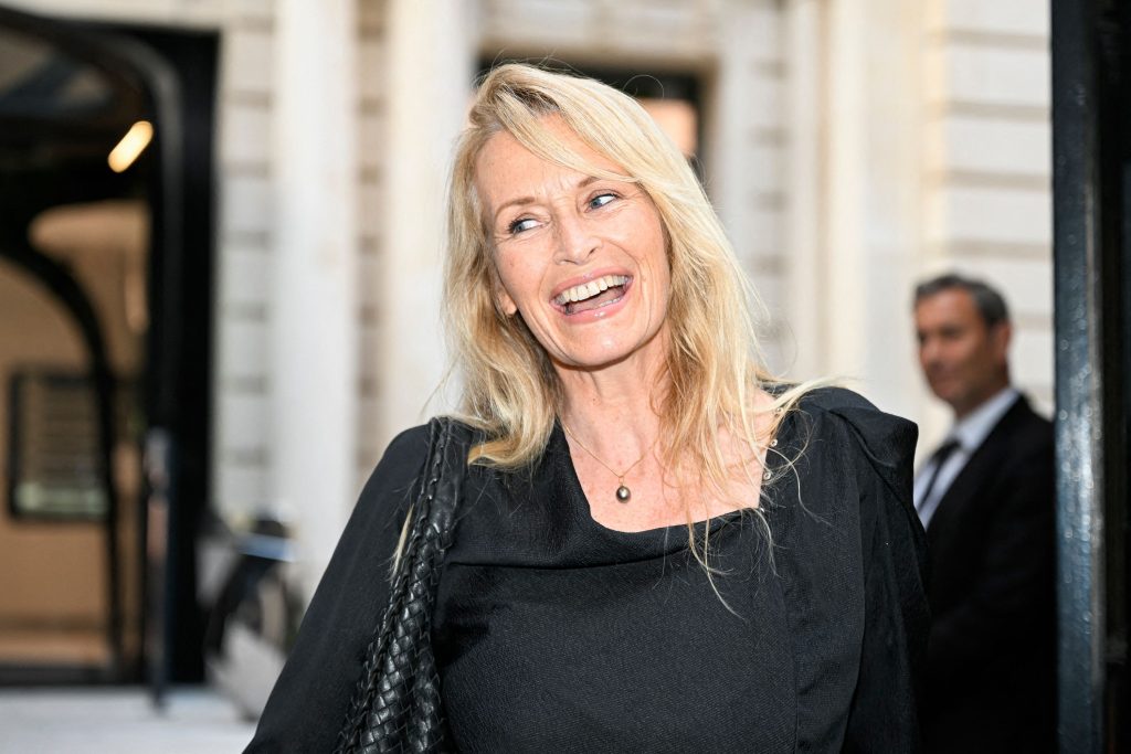 Estelle Lefébure retrouve David Hallyday et Sylvie Vartan pour une soirée exceptionnelle