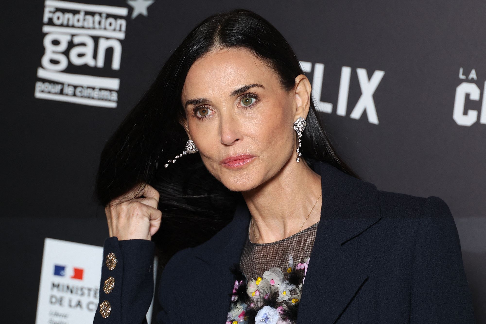 A Paris, Demi Moore sort la robe à fleurs avec Julie Gayet et Laura Smet